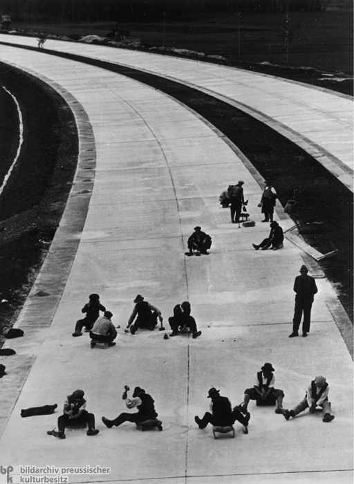 Arbeiter kurz vor der Fertigstellung eines neuen Abschnittes der Reichsautobahn (1936)